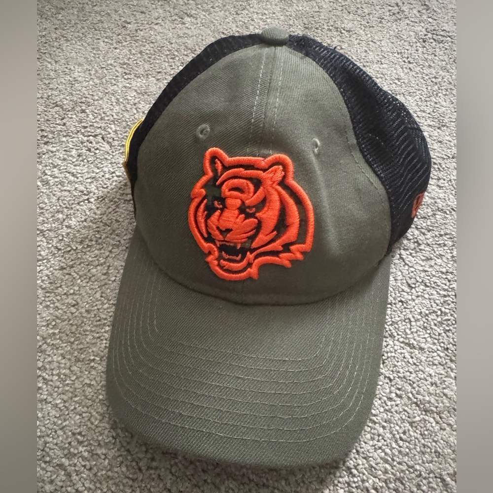 CINCINNATI BENGALS (salute to Service) Olive Green and Black Cap with Bengal.